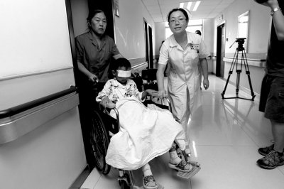 昨天，斌斌被推出病房，準(zhǔn)備換藥。記者 譚青/攝