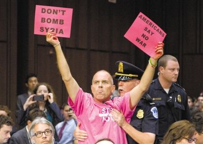 3日，美參議院外委會(huì)舉行敘利亞問(wèn)題聽(tīng)證會(huì)，民眾在現(xiàn)場(chǎng)示威，抗議美國(guó)軍事干預(yù)敘利亞。