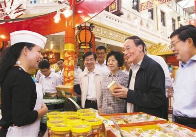 9月6日，王岐山在天津南市食品街調(diào)研，在月餅柜臺(tái)前，詢問中央關(guān)于中秋國(guó)慶嚴(yán)禁公款送禮的規(guī)定發(fā)布后的銷售情況。新華社記者 李學(xué)仁 攝