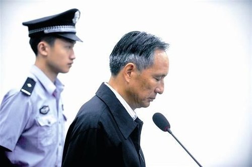 圖為：10日，張曙光在北京市第二中級人民法院接受庭審 新華社發(fā)