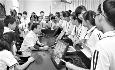 2013年5月30日，結(jié)合當(dāng)前國內(nèi)民眾普遍關(guān)注的“校長開房”、“強(qiáng)奸猥褻”等事件，廣西上思縣人民法院邀請中小學(xué)生到法院觀摩案件的庭審，提高他們的守法、維權(quán)意識。圖/IC