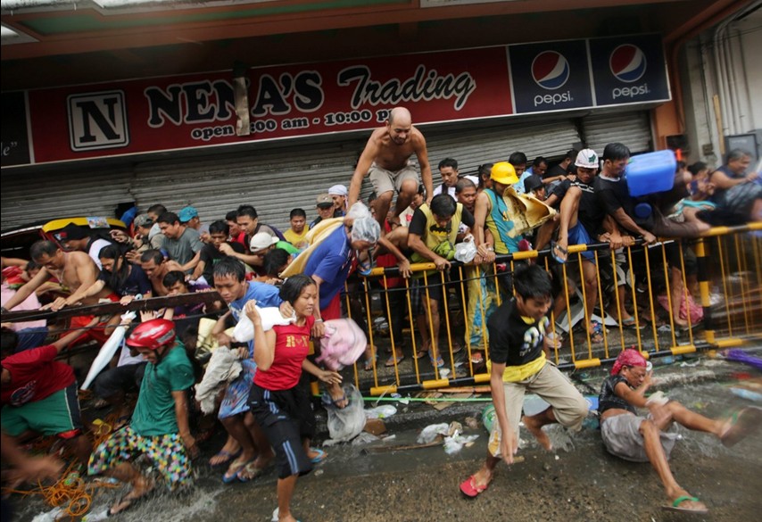 當(dāng)?shù)貢r(shí)間11月10日，強(qiáng)臺(tái)風(fēng)“海燕”襲擊菲律賓塔克洛班后，當(dāng)?shù)鼐用裣唇偕痰?，哄搶物資。