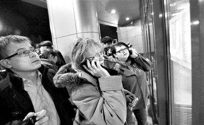 11月17日，俄羅斯喀山機場，一些人在查看航站樓上貼著的遇難者名單，他們可能是遇難者的親屬。