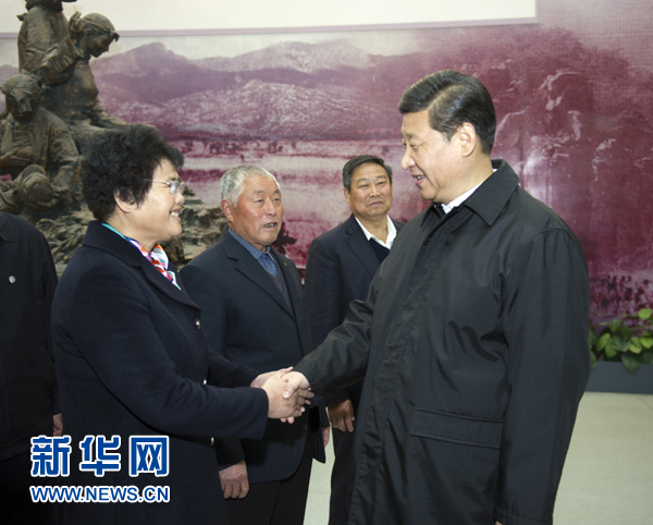 25日上午，習(xí)近平在臨沂華東革命烈士陵園參觀(guān)沂蒙精神展并會(huì)見(jiàn)當(dāng)?shù)叵冗M(jìn)模范和當(dāng)年支前模范后代代表。