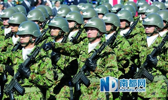 10月27日，日本自衛(wèi)隊舉行閱兵儀式