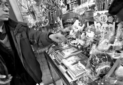 12月27日，世紀(jì)天鼎購物廣場的一位商戶表示，今年的賀卡明顯沒有前幾年好賣。新京報記者 王貴彬 攝