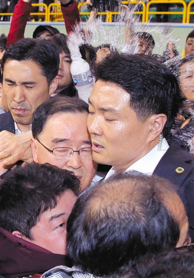 17日，鄭烘原（中）會(huì)見乘客家屬時(shí)，遭到家屬辱罵、潑水。