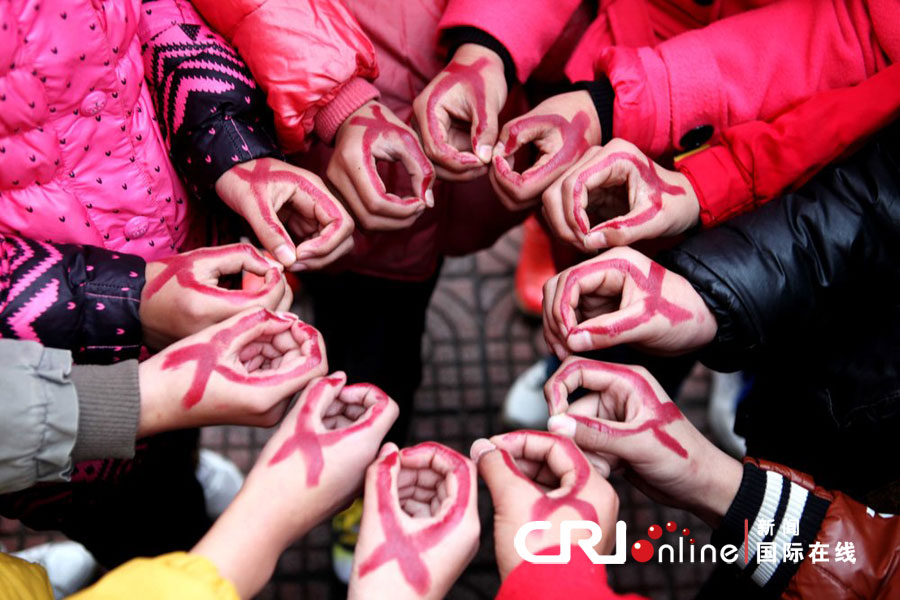 傳遞愛(ài)的紅絲帶 各地行動(dòng)助力“零艾滋”