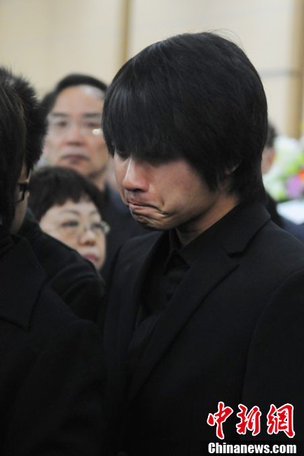 韓寒到場痛哭流淚。