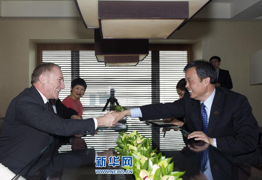 4月26日，國家文物局副局長宋新潮代表中方向法國有關(guān)方面負責人表示感謝。當日，法國皮諾家族在北京宣布