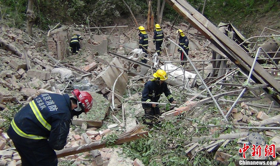 圖為南京消防隊(duì)員在現(xiàn)場(chǎng)搜救。中新社發(fā) 梅亮 攝