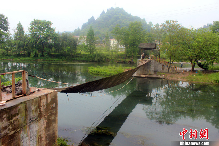 5月1日晚9點10分左右，湖南省鳳凰縣沱江鎮(zhèn)棉寨村距縣城3公里處桃花島篝火晚會散場時，游客經(jīng)過近水