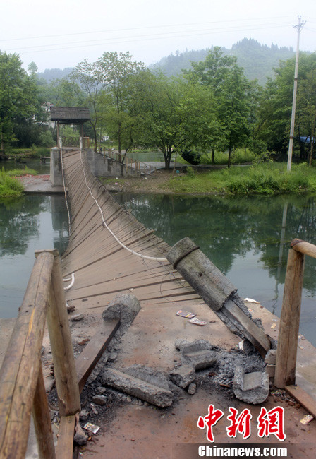 5月1日晚9點10分左右，湖南省鳳凰縣沱江鎮(zhèn)棉寨村距縣城3公里處桃花島篝火晚會散場時，游客經(jīng)過近水