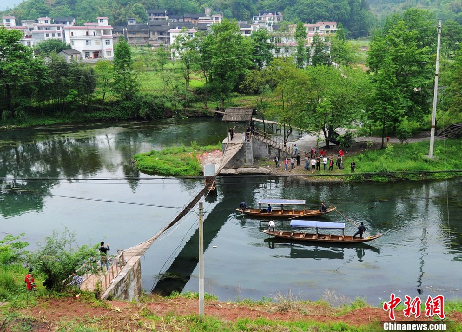 5月2日，鳳凰縣搜尋人員仍在沱江下游搜尋。