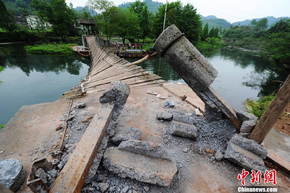 圖為吊橋的橋墩已經(jīng)嚴重斷裂。