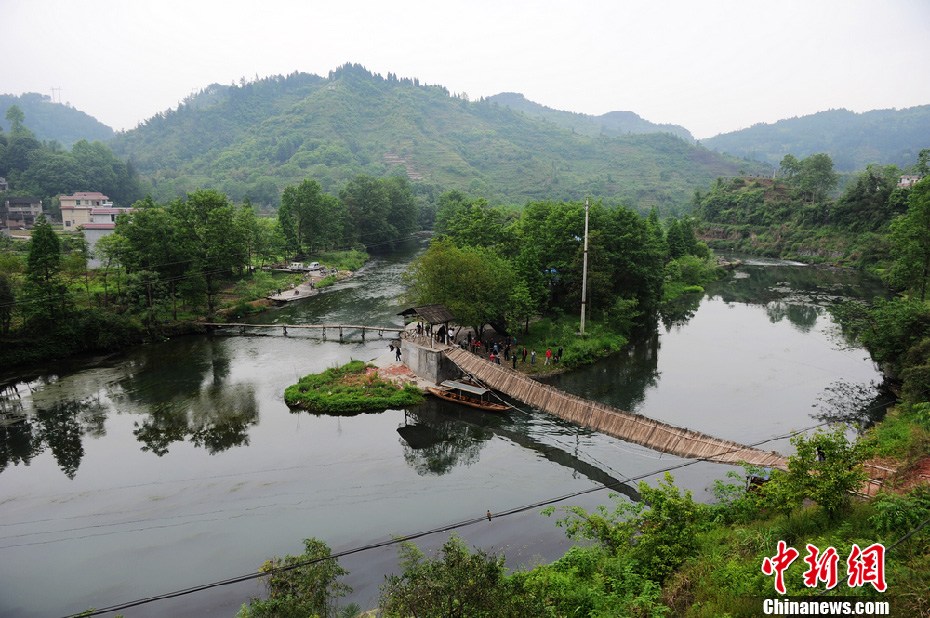 5月2日，鳳凰縣搜尋人員仍在沱江下游搜尋。