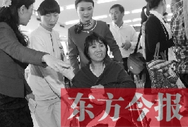 坐在輪椅上的，就是為兒子捐出肝、腎的母親潘大想