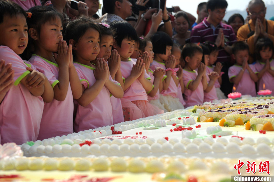 圖為孩子們在生日蛋糕前許下愿望。張浪 攝