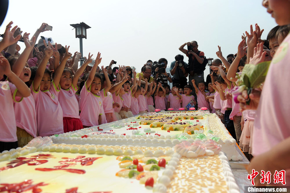 圖為孩子們準(zhǔn)備享用生日蛋糕。張浪 攝