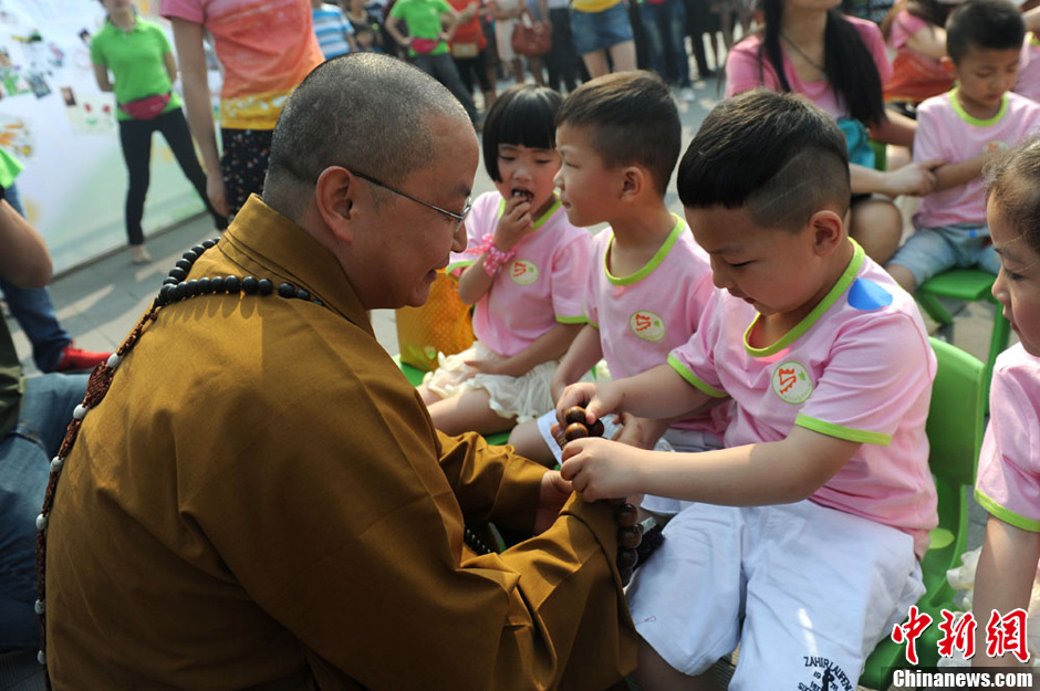 圖為羅漢寺素全法師與參加生日party的孩子。張浪 攝