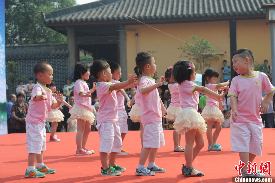 圖為孩子們在生日Party上表演節(jié)目。張浪 攝