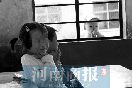 她不止一次說(shuō)想去上學(xué)，而更多的時(shí)候，她是站在教室外面，眼巴巴地看著里面的小朋友