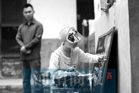 右手受傷了，她用左手在家里的小黑板上練習(xí)寫(xiě)字