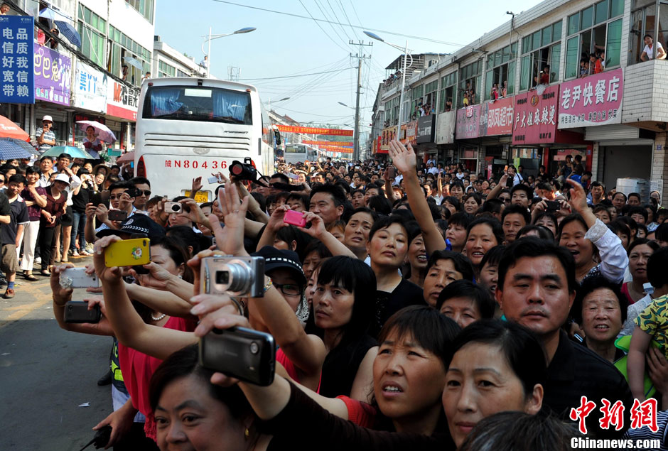 6月5日，一年一度的毛坦廠鎮(zhèn)“送考節(jié)”到來，70輛大巴車護送毛坦廠中學(xué)萬名考生安全赴考。