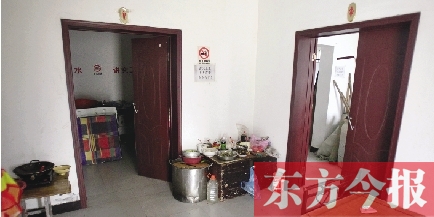 男廁洗漱池前，堆放著大量家電、家具等生活用品