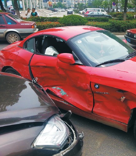 寶馬車門完全變形。