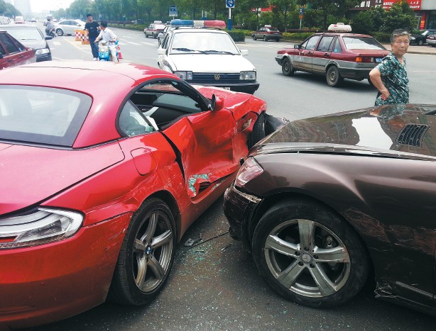 兩部?jī)r(jià)值百萬(wàn)左右的豪車在碰撞中損傷嚴(yán)重。謝德勝 記者金學(xué)永/攝