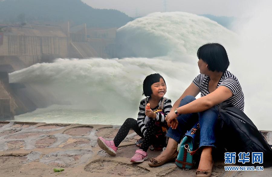 　6月22日，兩位游客在黃河小浪底景區(qū)內(nèi)歇息。