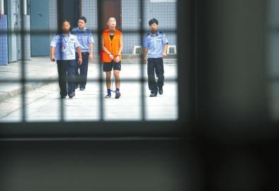 劉明前往家屬會(huì)見室和父母見最后一面。 吳小川 攝