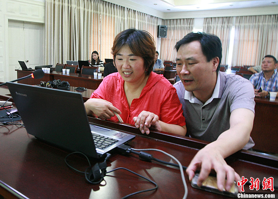 浙江江山韓亞空難親歷學(xué)生與國內(nèi)家長進行視頻對話 中新社發(fā) 李晨韻/攝