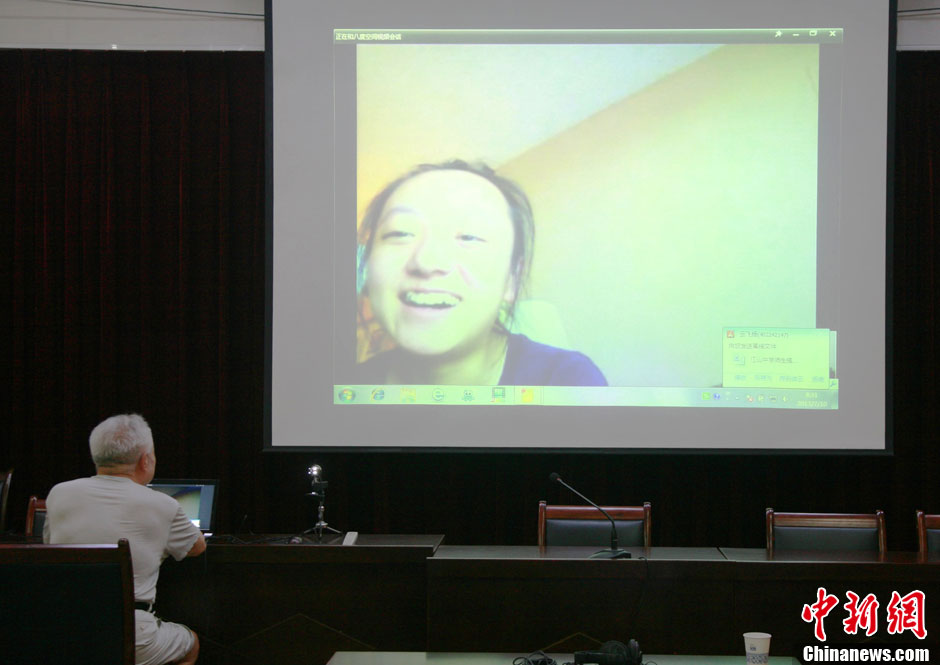 浙江江山韓亞空難親歷學(xué)生與國內(nèi)家長進行視頻對話 中新社發(fā) 李晨韻/攝