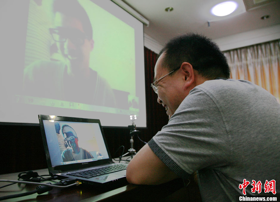 浙江江山韓亞空難親歷學(xué)生與國內(nèi)家長進行視頻對話 中新社發(fā) 李晨韻/攝