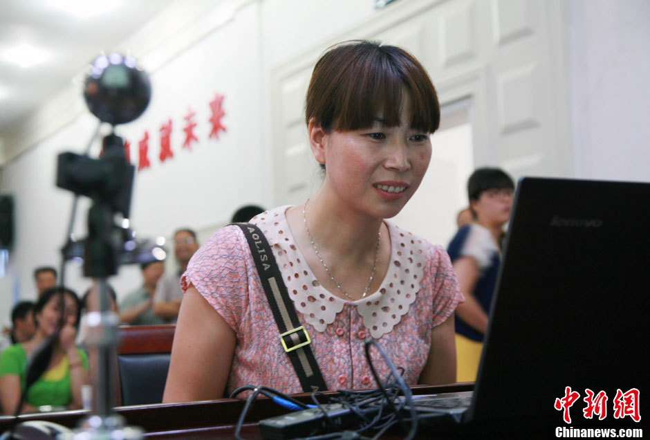 浙江江山韓亞空難親歷學(xué)生與國內(nèi)家長進行視頻對話 中新社發(fā) 李晨韻/攝