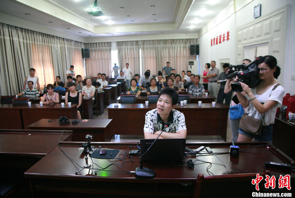 浙江江山韓亞空難親歷學(xué)生與國內(nèi)家長進行視頻對話 中新社發(fā) 李晨韻/攝