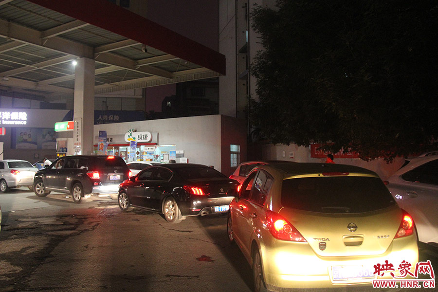 加油站內(nèi)，車(chē)主們正在正待為愛(ài)車(chē)加油