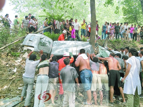 安徽轎車墜下周口國(guó)道撞樹遭“腰斬”