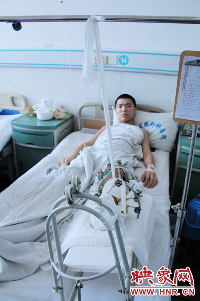 “如果有人肯幫我出4萬元的醫(yī)藥費，我愿意為他免費工作3年，多苦多累都行?！?月26日，躺在病床里上的