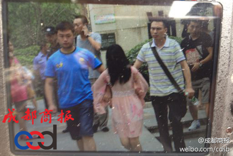 圖為事發(fā)現(xiàn)場，嫌疑人被警方控制。