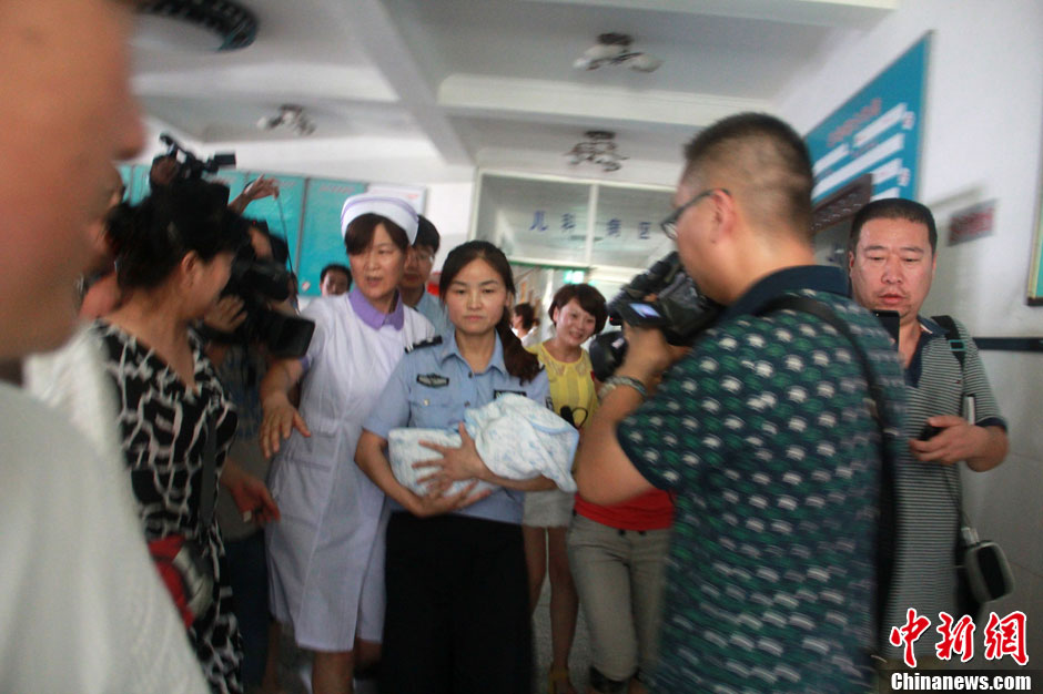 圖為當(dāng)?shù)孛窬瘧驯Й@救嬰兒進入富平婦幼保健院。張一辰 攝
