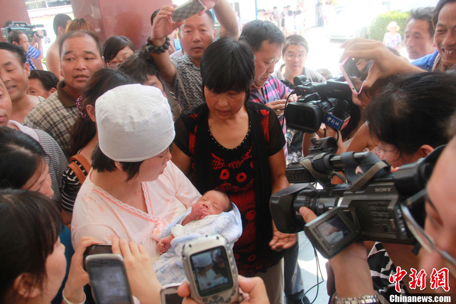 圖為大批媒體記者采訪獲救嬰兒母親。張一辰 攝