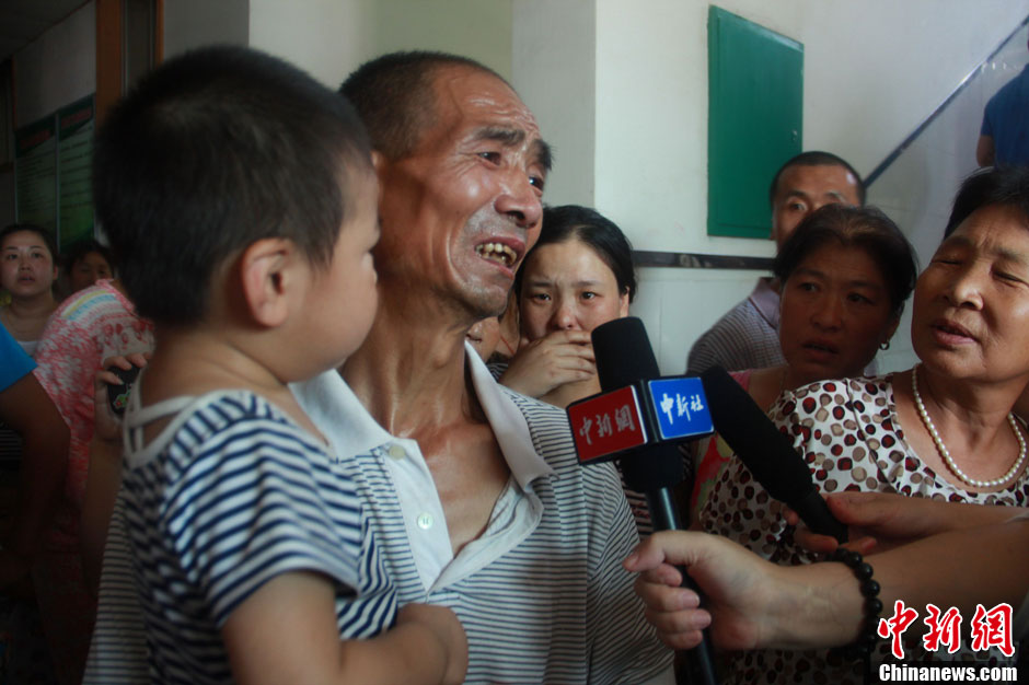 圖為獲救嬰兒的爺爺接受中新社記者采訪。張一辰 攝