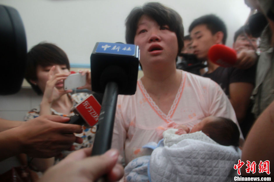 圖為獲救嬰兒母親接受中新社記者采訪。張一辰 攝