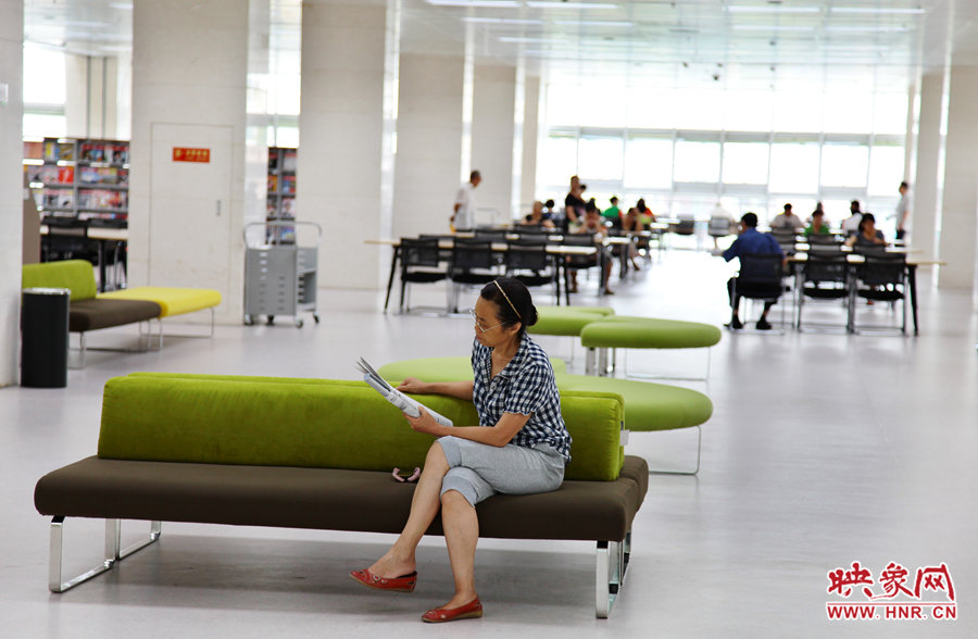 早上十點(diǎn)左右，已經(jīng)有不少讀者來管內(nèi)看書了。