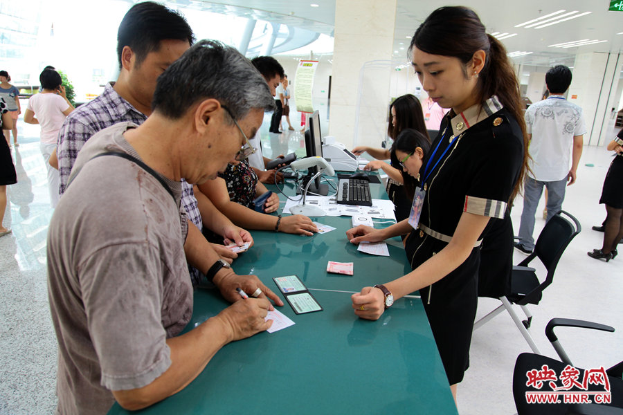 辦理借書卡很便捷，只需要身份證和一百元押金就可以。