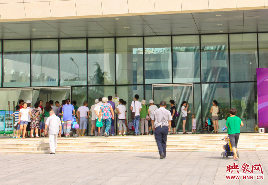 開館時間還沒到，門口已經(jīng)有不少等待的讀者