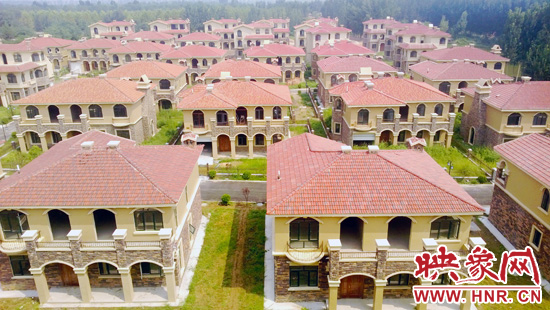 這里的別墅共計30多棟，有兩層的，也有三層的，主體、裝修都已經(jīng)完工